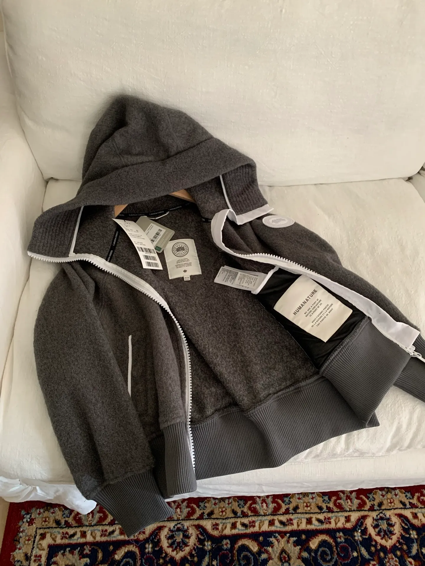 P660 Big Goose White Label Hooded Cashmere Sweatshirt Jacket [Original Mold] [Perfectly Restored] Canada Goose Canada Goose SS22 Chilliwack Humanature 01 Logo Label Zipper Drawstring Hooded Fleece Long Sleeve Bomber Jacket 7102W1 Exclusively customized wool fabric. Only compared with ZP. The popularity of this season’s new style does not require any elaboration. The fabric is warm and comfortable long plush. It is easy to put on and take off. High-tech breathable space cotton liner. It makes the entire garment very stiff and soft, comfortable and lightweight at the same time. Breathable, soft, not sweaty, lightweight, stylish, and non-deformable. The iconic double-striped reflective strips are designed behind the collar and hood. No detail is missed. High-density goose badge. All threaded accessories are customized. Three colors to choose from. Each one is super western. The upper body effect is very high-end. The loose version is not bloated at all. It is quite fashionable. It can be said that it is a very unique design. This year's must-have style is the same for men and women🔥 Color: black color code, dark gray, goose egg yolk Size: XS.-M